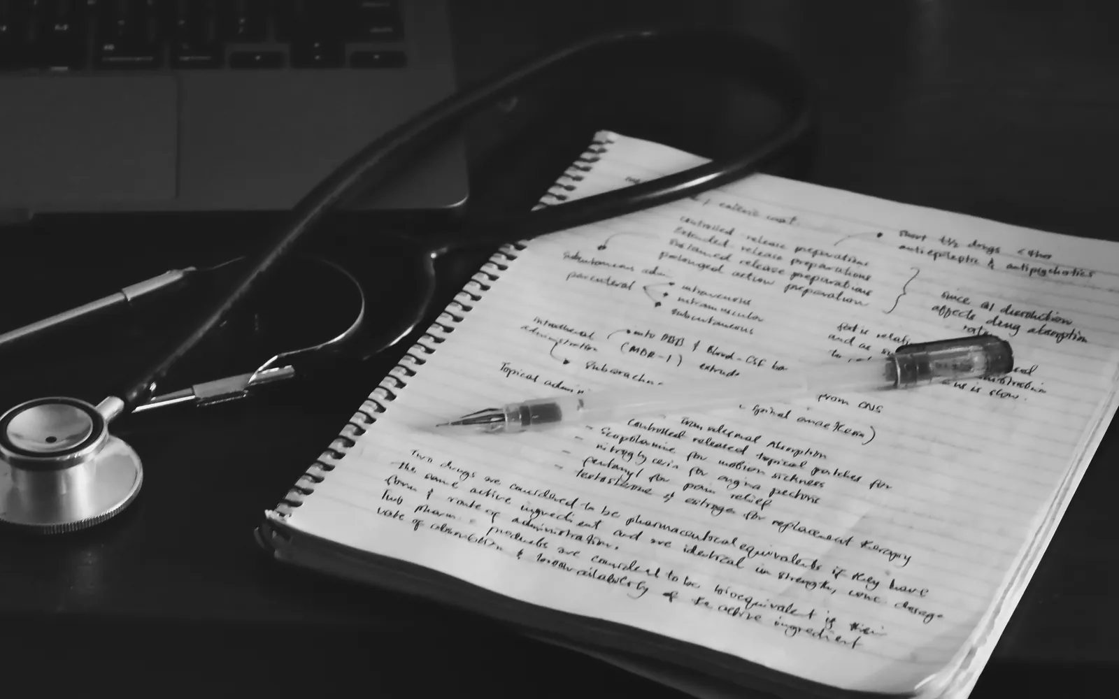 Estetoscópio ao lado de um caderno com anotações médicas manuscritas
